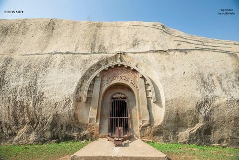 L'architecture excavée sous les Maurya, 3e siècle BC, site ajivika de Barbara (Bihar), façade de la caverne de Lomas Rishi