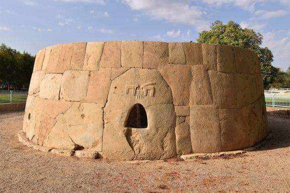 The Hili Grand Tomb, located in the Hili Archaeological Park in Al Ain, United Arab Emirates, stands as a monumental relic of the Bronze Age, dating back to around 2500 BC. This