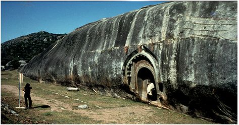 L'architecture excavée sous les Maurya, 3e siècle BC, site ajivika de Barbara (Bihar), façade de la caverne de Lomas Rishi