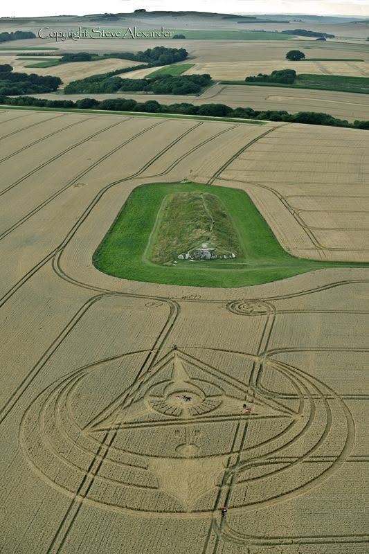 Có thể là hình ảnh về cỏ và Stone Henge
